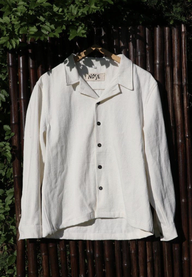 Camisa Larga Blanca con Botones Negros