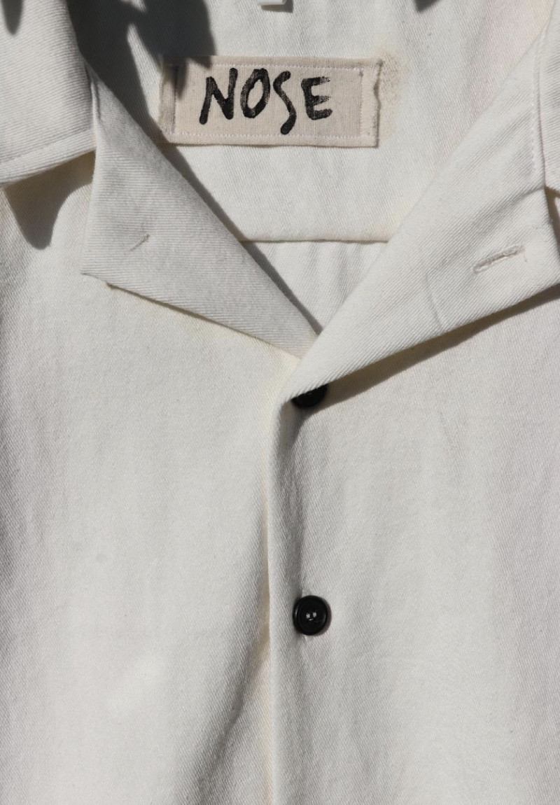 Camisa Larga Blanca con Botones Negros