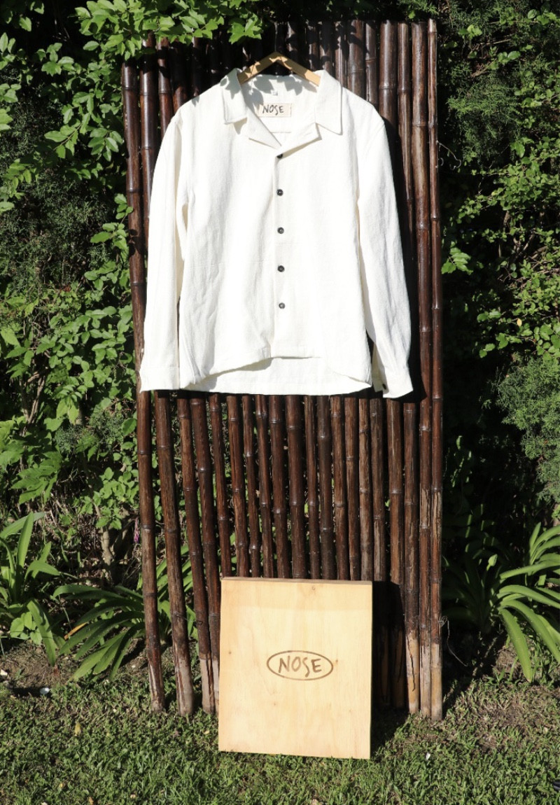 Camisa Larga Blanca con Botones Negros