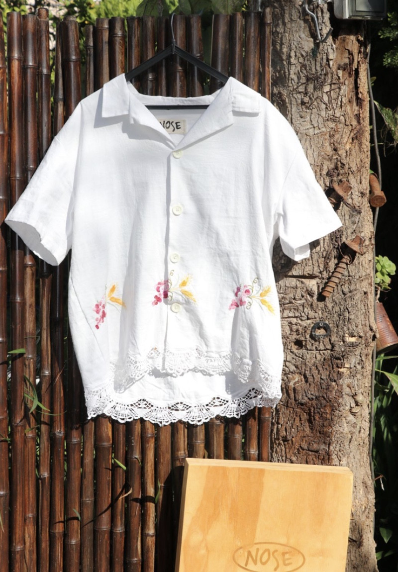 Camisa Bordada con Flores y Encaje reusado